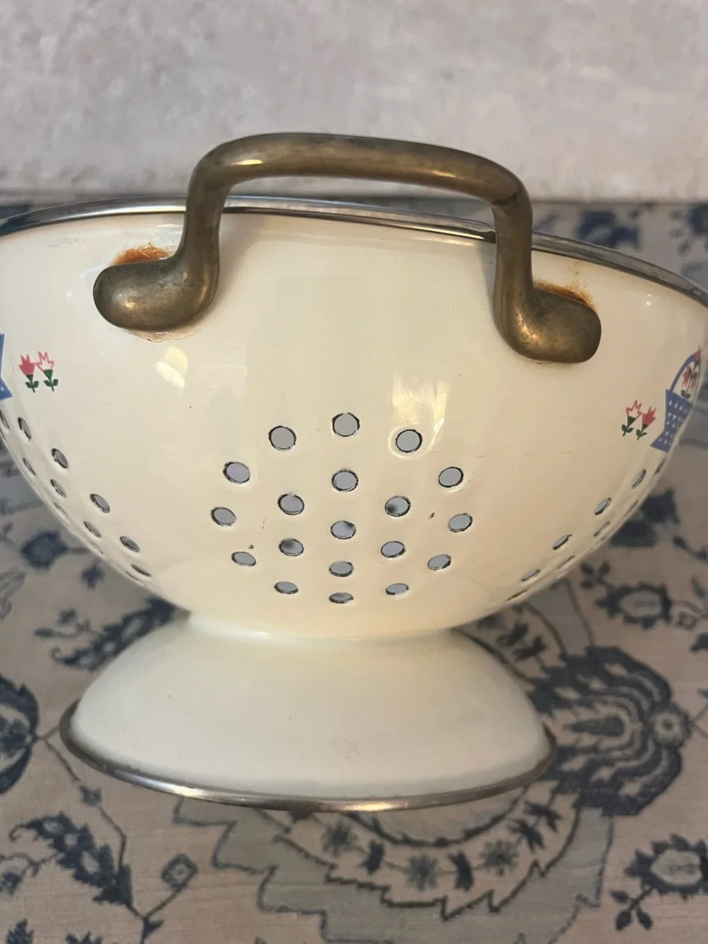 vintage 70-80’s M. Kamenstein Inc. white goose enameled metal pedestal colander